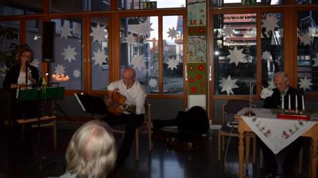 Das Publikum lauschte gebannt dem Vorleser Dr. Schrom (rechts), als er die Weihnachtsgeschichten erzählte und Patricia Fleig und Thomas Schlagowski keltische Weisen spielten. 