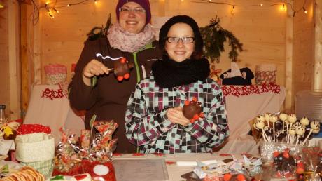 Schokoladige Apfelschweine und bunte Cupcakes in selbstgefalteten Schachteln boten Eva und Leonie an ihrem Stand beim Hochdorfer Christkindlmarkt an. 
