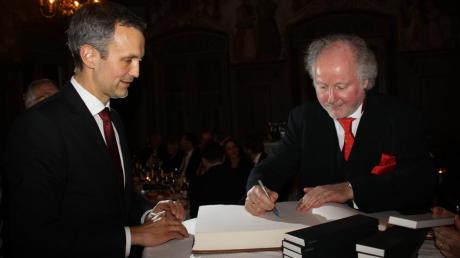 Walter Seyfahrt (rechts) trug sich im Beisein von Bürgermeister Roland Eichmann als Erster in das Goldene Buch der Stadt ein.  
