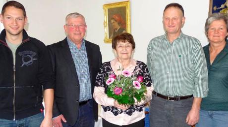 Maria Wecker (Mitte) ist 85 Jahre jung. Die ersten Gratulanten waren: (v. links) Enkel Martin, Bürgermeister Martin Walch, Sohn Gottfried und Schwiegertochter Paula.