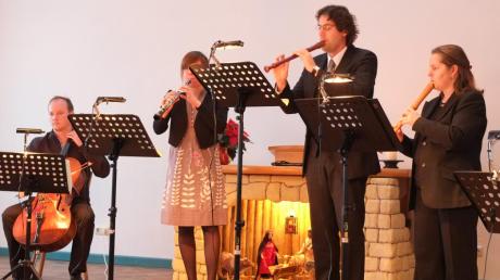 Ein festliches Barockkonzert gaben acht Musiker aus der Region am Neujahrstag in der evangelischen Kirche von Mering, hier von links gesehen Felix Gußmann, Carolina Nees, Christoph Teichner und Cordula Ostertag. 
