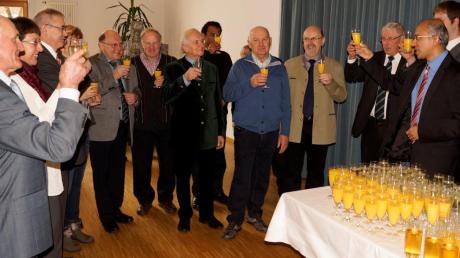 Auf ein gutes neues Jahr 2015 stießen die Vertreter aus Kirche und Politik beim Neujahrsempfang der Pfarreiengemeinschaft Merching an. 
