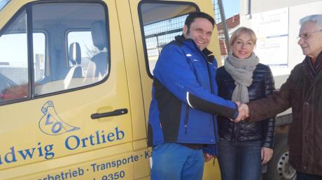 Nach einem für ihr Geschäft gut gelaufenen Jahr geben Alexandra und Ludwig Ortlieb auch heuer wieder eine Spende für die Ambulante, die Karl-Heinz Brunner erfreut entgegennimmt. 
