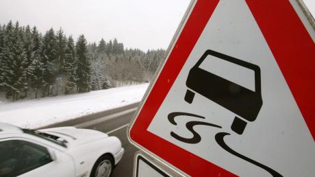 Schneefall und Glätte haben zu Unfällen und Behinderungen auf Bayerns Straßen geführt.