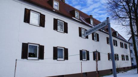 Ihre beiden Mehrfamilienhäuser an der Meringer Wendelsteinstraße will die Wohnbau GmbH des Landkreises abreißen und durch zwei barrierefreie Neubauten ersetzen.