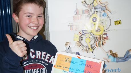 Als strahlender Vorlesesieger präsentierte sich Jonas, dem auch das Plakat von seiner Klasse Glück brachte