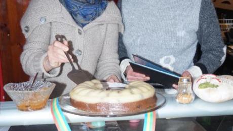 Liljana Rushani und Paraskevi Sideri verwöhnen ihre Kunden mit kulinarischen Kreationen von Auberginensalat bis Zucchinikroketten.  
Foto: Heike John