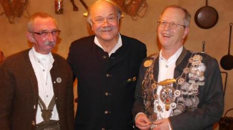 Otto Kümmelschuh (links) wurde Kronprinz und Dieter von Grauvogl Schützenkönig. Ihnen gratulierte Hans-Jürgen Preuß (Mitte). 