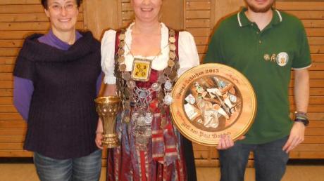 Heike Penn (Mitte) ist neue Schützenkönigin in Althegnenberg.  
