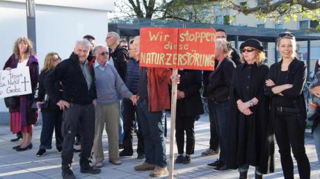 Gegner der Osttangente demonstrieren vor dem Kissinger Rathaus und gründen ein Aktionsbündnis gegen das Großverkehrsprojekt.  