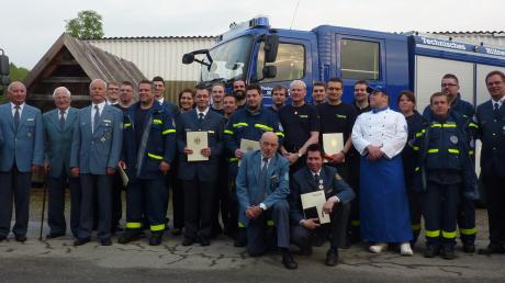 Gleich 27 Mitglieder des THW-Ortsverbandes Friedberg wurden von Fritz-Helge Voß (ganz rechts im Bild) für ihre Hilfsbereitschaft ausgezeichnet. 	