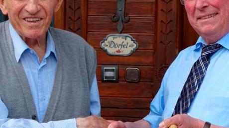 Walter Dörfel (links) feierte mit 60 Gästen seinen 90. Geburtstag. Bürgermeister Martin Walch gratulierte im Namen der Gemeinde.  	
