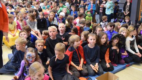 Eine große Schülerzahl bestritt das Schulfest der Luitpoldschule. 