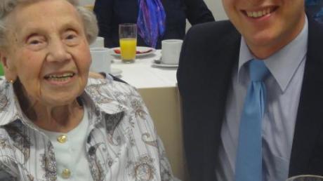 Maria Siegl (links) feierte 90. Geburtstag, Merings Zweiter Bürgermeister Florian Mayer gratulierte dazu.