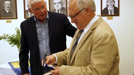 Bürgermeister Martin Walch (links) verlieh Walter Denscherz die Bürgermedaille. 