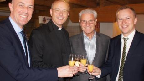 Sie stießen auf den Geburtstag an (von links): Landrat Klaus Metzger, Pfarrer Thomas Schwartz, Jubilar Karl-Heinz Brunner sowie Zweiter Bürgermeister und CSU-Ortsvorsitzender Florian A. Mayer. 	