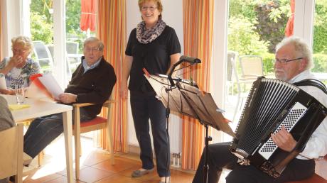 Neuerdings gibt es Akkordeonmusik von Peter Mühlnickel als musikalische Begleitung beim monatlichen Offenen Singen der Senioren in St. Agnes. 	