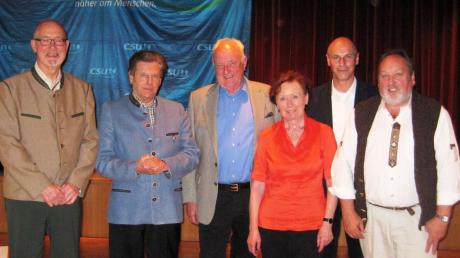 Ehrungen gab es bei der Kissinger CSU: (von links) Helmut Rauscher, Eduard Oswald, Reinhard und Luise Franz, Reinhard Gürtner und Johannes Zitzenzier. 	