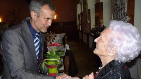Bürgermeister Roland Eichmann gratuliert Maria Neumaier zum 100. Geburtstag. 	