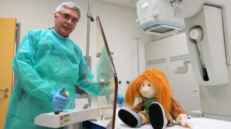Am Beispiel von Puppe Luzie, die kleinen Patienten die Angst nehmen soll, führte Chefarzt Dr. Albert Bauer die neue Röntgenanlage am Friedberger Krankenhaus vor. 