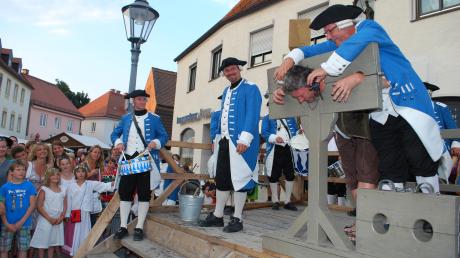 Das Friedberger Altstadtfest ist ein Spektakel, das die Massen lockt. Die Wächter wollen neben ihrem Pranger allerdings keinen neuzeitlichen Kunst-Nachbarn haben.