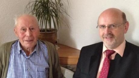 Josef Drexl (links) feierte seinen 85. Geburtstag, Bürgermeister Paul Wecker kam zum Gratulieren. 	