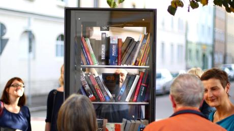 Beispielsweise in Neu-Ulm gibt es schon einen Bücherschrank für alle.