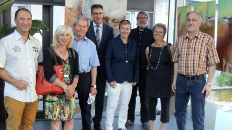 Die beiden Geschäftsführer der Forum Media Group, Norbert Bietsch (Vierter von links) und Kerstin Kuffer (rechts daneben) begrüßten die ausstellenden Künstler des Kunstkreises Lechkiesel. 	