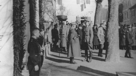 Die Nationalsozialisten trieben auch in Friedberg ihr Unwesen. Hier feiern sie am Kriegerdenkmal den zum „Heldengedenktag“ umbenannten Volkstrauertag mit Flammenschüsseln und Kranzniederlegungen. 
