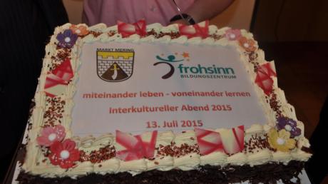 Gemeinsam feierten 40 Gäste den interkulturellen Abend mit dem Frohsinn Bildungsverein in der Meringer Schlossmühle. Dabei gab es auch diese Torte. 	
