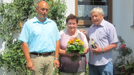 Bürgermeister Erwin Gerstlacher (links) gratuliert dem Ehepaar Maria und Horst Nemetz zu ihrer goldenen Hochzeit. Der Jubeltag wurde mit Familie und Freunden gefeiert. 	