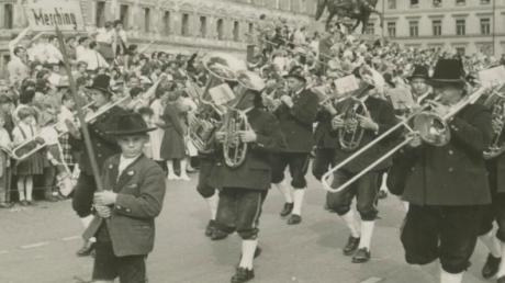 Die Trachtenkappelle im Jahre 1958 beim Oktoberfestzug. 	Repro: Helmut Luichtl