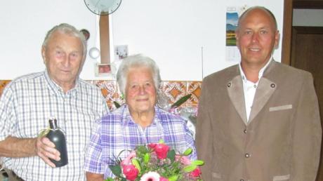 Katharina und Josef Reisländer aus Eismannsberg feierten diamantene Hochzeit und freuten sich über den Besuch und Glückwunsch von Rieds Bürgermeister Erwin Gerstlacher. 