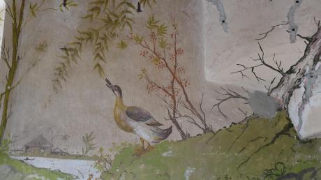 Ganz im chineischen Stil gehalten sind die Wandmalereien im ehemaligen Kinderzimmer des Meringer Schlosses, hier ein relativ gut erhaltenes Motiv mit einer Gans. Die Decke mit dem Sternenhimmel verschwindet nach dem Umbau.