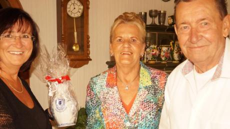 Zum Ehejubiläum überreichte Kissings Zweite Bürgermeisterin Silvia Rinderhagen dem Ehepaar Liane und Hans Kiesel einen Krug mit dem Wappen der Gemeinde. 	