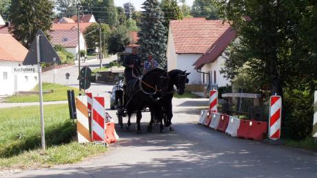 Das Pferdegespann des ansässigen Schlossherren trägt die Brücke in Hofhegnenberg noch sicher. Doch für alle Fahrzeuge mit einer Achslast über einer Tonne ist sie gesperrt. Die Sanierung ist das wohl dringendste Projekt für die Kommune Steindorf. 	