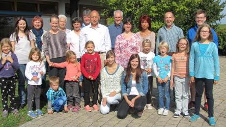 Ein voller Erfolg war die Ferienbetreuung in Ried. Die pädagogischen Fachkräfte Susanne Schäffler und Selina Schwenk sowie Kinder freuten sich mit Bürgermeister Erwin Gerstlacher über das Angebot. 	
