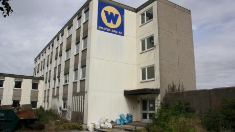 Im früheren Verwaltungsgebäude der Firma Walter Bau in Derching soll eine Erstaufnahmeeinrichtung für Asylbewerber entstehen. 