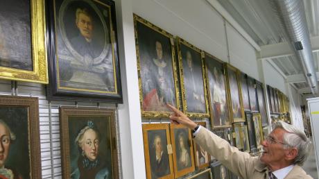 Stellvertretender Landrat Peter Feile begegnet an der Gemäldegalerie seinem Urgroßvater Hans Trinkl, der als "Pfleger und Gründer des Museums in Friedberg" gilt. So steht es auf dem Bild.