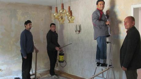 Semir und Mustafa aus Syrien arbeiten zusammen mit Kemal aus Afghanistan und renovieren das Haus an der Sportheimstraße in Ried für weitere Flüchtlinge. Bürgermeister Erwin Gerstlacher freut sich über das Engagement.