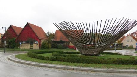 Hinter dem Kunstwerk „Arche“ werden künftig am Kreisverkehr bei Friedberg-Süd anstelle des städtischen Bauhofs Wohnblöcke aufragen. 
