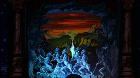Viele unheimliche Szenen wie hier in der Wolfsschlucht gibt es im Freischütz, der aktuell im Meringer Papiertheater gezeigt wird. 	