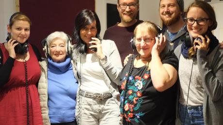 Frauen nahmen im Meringer 8-Ohm-Tonstudio mit Benjamin Paska (hinten rechts) und Daniel Pain (hinten links) den Popsong „Feuer in uns“ als Hymne zum Freiwilligentag auf. 	