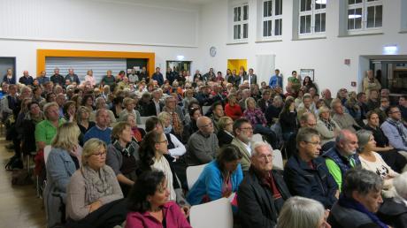 Voll besetzt war die Mensa bei der Informationsveranstaltung über Asylbewerber in Friedberg.