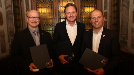 Sie haben Friedberg beflügelt: Gitarrenlehrer Stefan Schmidt und die Vorstände der Firma Voxeljet, Rudolf Franz und Ingo Ederer (von links). 