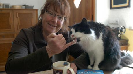 Nicola Förg mit der Katze „Frau Mümmelmeier von Atzenhuber“, die ihr während ihrer Meringer Zeit zulief und erst vor kurzem als alte Dame verstorben ist. 