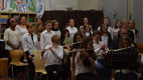 Zusammen mit dem Orchester sang sich der Schulchor in die Herzen der Zuhörer.