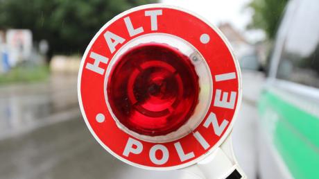 Schleierfahnder der Polizei haben vor gut einer Woche in Oberbayern im Auto eines 51-Jährigen unter anderem mehrere Maschinenpistolen, Handgranaten und Sprengstoff gefunden. 