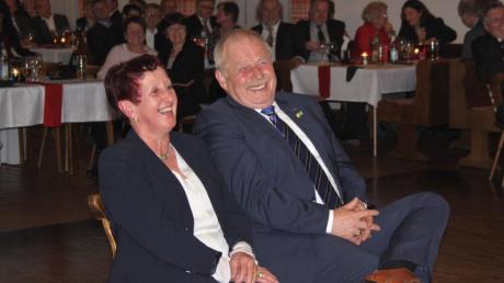 Ein sichtlich gut gelaunter Jubilar nahm viele Glückwünsche zu seinem 60. Geburtstag entgegen: Manfred Losinger mit seiner Frau Brigitte. 	