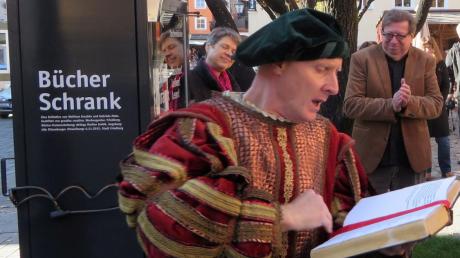In die Rolle von William Shakespear schlüpfte der Schauspieler Christian Beier gestern bei der Übergabe des öffentlichen Bücherschranks, den Wolfram Grzabka (rechts) gestiftet hat.  